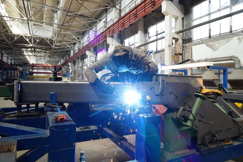 Ein Schweißer in dem Unternehmen Poschmaschina am neuen Standort in Lwiw