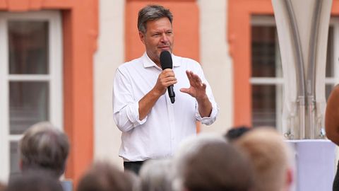 Bundeswirtschaftsminister Robert Habeck beim Bürgerdialog im Ehrenhof von Bayreuth