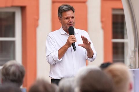 Bundeswirtschaftsminister Robert Habeck beim Bürgerdialog im Ehrenhof von Bayreuth