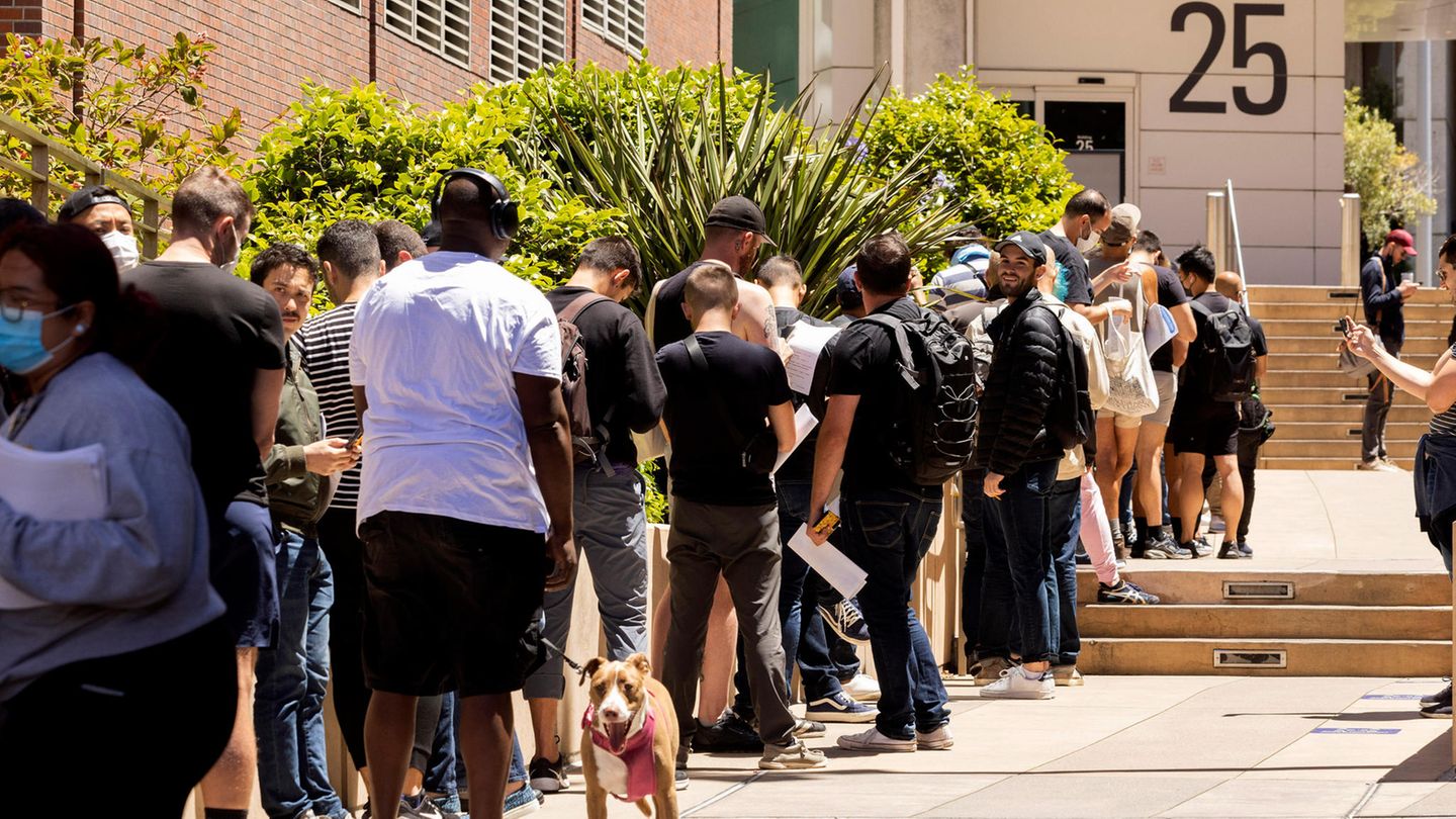 Bewohner von San Francisco wollen sich im San Francisco General Hospital gegen Affenpocken immunisieren lassen