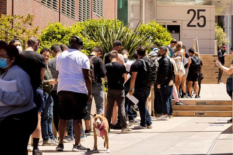 Bewohner von San Francisco wollen sich im San Francisco General Hospital gegen Affenpocken immunisieren lassen