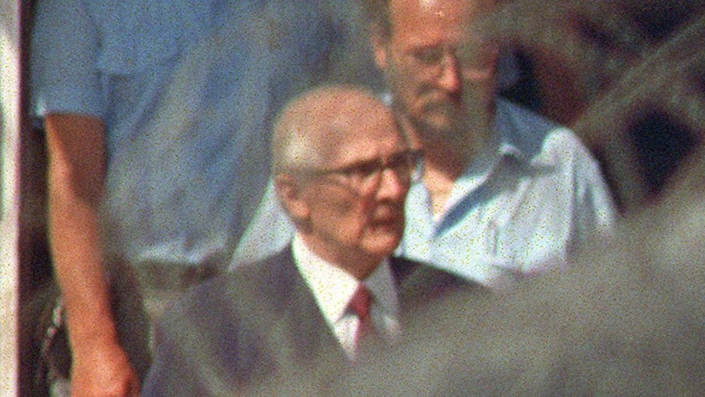 Bilder der Weltgeschichte: 29.Juli 1992: Erich Honecker wird in Berlin verhaftet Es ist das Ende einer fast dreijährigen Flucht: Begleitet von Justizvollzugsbeamten betritt Erich Honecker heute vor genau 30 Jahren den mit Stacheldraht gesicherten Hof der Untersuchungshaftanstalt Berlin Moabit. Nur wenige Stunden zuvor hatte der frühere DDR-Staats- und Parteichef die chilenische Botschaft in Moskau verlassen. Dort hatte er nach seinem Sturz, seinem Absetzen in die Sowjetunion und dem Zerfall der UDSSR für 232 Tage im Asyl gelebt. Doch in monatelangen Verhandlungen hatte die Bundesregierung die Auslieferung des krebskranken 79-Jährigen erreicht. Eine russische Sondermaschine brachte ihn schließlich nach Berlin, wo er verhaftet wurde. Dreieinhalb Monate später steht Honecker zusammen mit fünf weiteren früheren SED-Funktionären vor Gericht. 783 Seiten umfasst die Anklage. Der Hauptvorwurf: gemeinschaftlicher Totschlag wegen der Mauertoten. Honecker wehrt sich mit den Mitteln des Rechtsstaates gegen den Prozess und die Haft — und bekommt Recht. Am 12. Januar 1993 entscheidet der Berliner Verfassungsgerichtshof, der Todkranke sei in seiner Menschenwürde verletzt. Honecker kommt frei. Stunden später steigt er in ein Flugzeug nach Chile, wo seine Frau Margot schon seit dem Aufbruch in Moskau lebt. Am 29. Mai 1994 stirbt Erich Honecker im Alter von 81 Jahren in Santiago. 29.Juli 1992: Erich Honecker wird in Berlin verhaftet Es ist das Ende einer fast dreijährigen Flucht: Begleitet von Justizvollzugsbeamten betritt Erich Honecker heute vor genau 30 Jahren den mit Stacheldraht gesicherten Hof der Untersuchungshaftanstalt Berlin Moabit. Nur wenige Stunden zuvor hatte der frühere DDR-Staats- und Parteichef die chilenische Botschaft in Moskau verlassen. Dort hatte er nach seinem Sturz, seinem Absetzen in die Sowjetunion und dem Zerfall der UDSSR für 232 Tage im Asyl gelebt. Doch in monatelangen Verhandlungen hatte die Bundesregierung die Auslieferung des krebskranken 79-Jährigen erreicht. Eine russische Sondermaschine brachte ihn schließlich nach Berlin, wo er verhaftet wurde. Dreieinhalb Monate später steht Honecker zusammen mit fünf weiteren früheren SED-Funktionären vor Gericht. 783 Seiten umfasst die Anklage. Der Hauptvorwurf: gemeinschaftlicher Totschlag wegen der Mauertoten. Honecker wehrt sich mit den Mitteln des Rechtsstaates gegen den Prozess und die Haft — und bekommt Recht. Am 12. Januar 1993 entscheidet der Berliner Verfassungsgerichtshof, der Todkranke sei in seiner Menschenwürde verletzt. Honecker kommt frei. Stunden später steigt er in ein Flugzeug nach Chile, wo seine Frau Margot schon seit dem Aufbruch in Moskau lebt. Am 29. Mai 1994 stirbt Erich Honecker im Alter von 81 Jahren in Santiago.