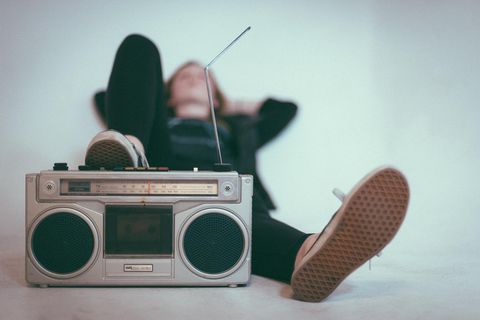 Ein Mann sitzt entspannt hinter einem Radio.