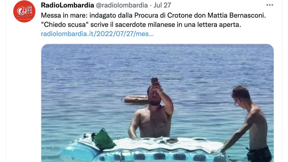 Ein Screenshot zeigt zwei Männer, die in Italien im Meer um eine Luftmatratze herum stehen