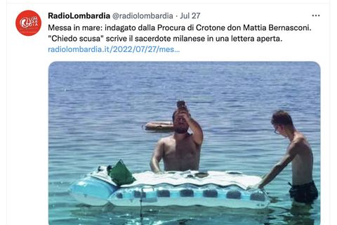Ein Screenshot zeigt zwei Männer, die in Italien im Meer um eine Luftmatratze herum stehen