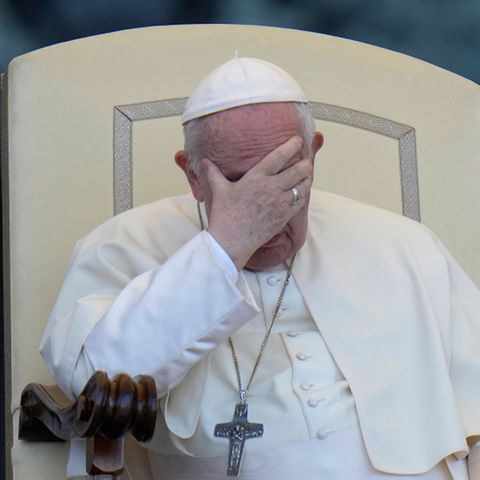 Papst Franziskus berührt seine Stirn während einer Audienz mit Jugendlichen auf dem Petersplatz im Vatikan