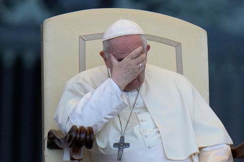 Papst Franziskus berührt seine Stirn während einer Audienz mit Jugendlichen auf dem Petersplatz im Vatikan