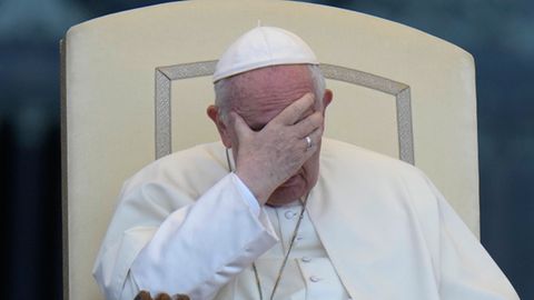 Papst Franziskus berührt seine Stirn während einer Audienz mit Jugendlichen auf dem Petersplatz im Vatikan