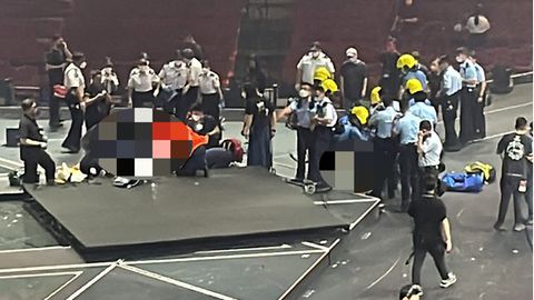 Rettungskräfte versorgen die Verletzten nach dem Unfall während eines Konzerts der Band "Mirror" in Hongkong