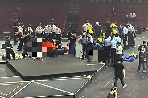 Rettungskräfte versorgen die Verletzten nach dem Unfall während eines Konzerts der Band "Mirror" in Hongkong