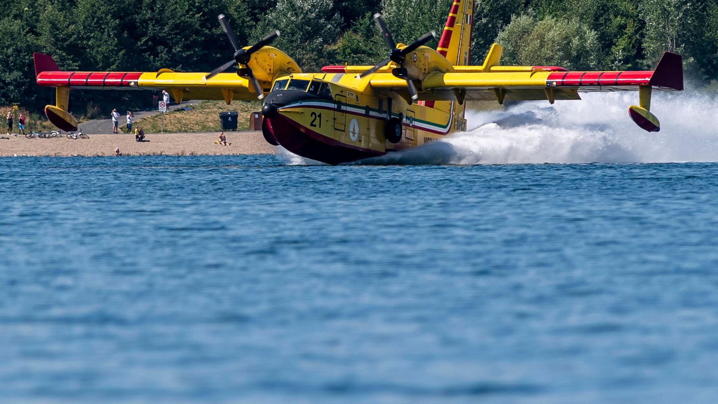 Gelbes Flugzeug gleitet durchs Wasser Gelbes Flugzeug gleitet durchs Wasser