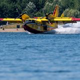 Gelbes Flugzeug gleitet durchs Wasser