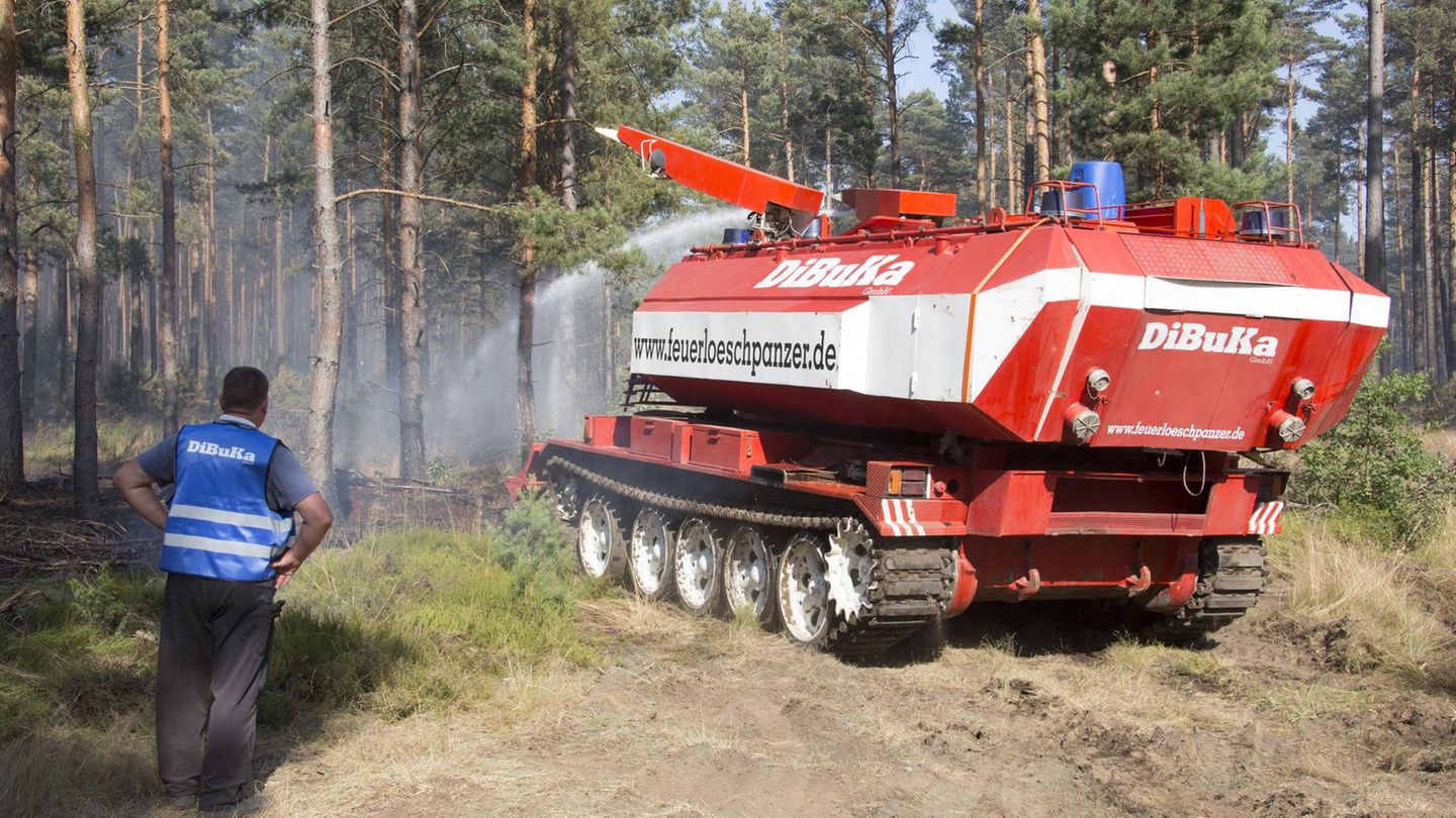 Löschpanzer im Wald