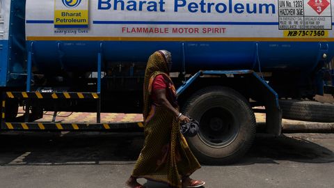 Eine indische Frau vor einem Tanklaster. Indien profitiert von den Sanktionen der EU gegen Russland.