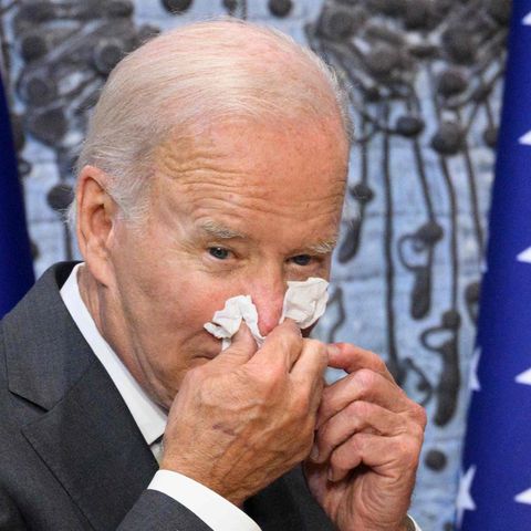 Joe Biden schneuzt sich die Nase