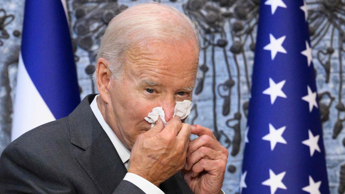 Joe Biden schneuzt sich die Nase