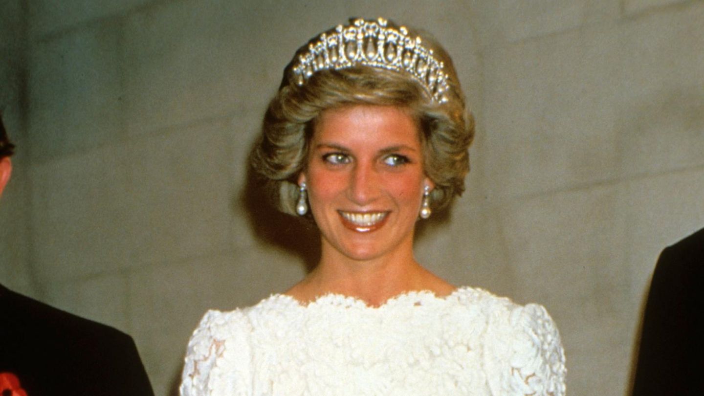 Britisches Königshaus: Die Queen Mary's Lover's Knot Tiara Die Geschichte der Queen Mary's Lover's Knot begann bereits im Jahr 1818. Da bekam sie Prinzessin Auguste von Hessen geschenkt. Sie vererbte das Stück ihrer Tochter und so ist die Tiara heute noch im Besitz des Hauses Mecklenburg-Strelitz. 1913 gab Augustes Enkelin, Queen Mary, eine sehr ähnliche Tiara beim Hof-Juwelier Garrard in Auftrag. Zwischen den beiden Diademen gibt es mehrere Unterschiede. Angefangen beim Namen: Das deutsche Exemplar heißt Cambridge Lover's Knot Tiara, nach dem Titel, den Auguste im Zuge ihrer Hochzeit mit dem Herzog von Cambridge erhält. Währenddessen ist die Replik nach Queen Mary benannt. Außerdem verfügt die ältere Version über große Perlen über den Bögen, während bei der jüngeren große Diamanten angebracht sind. Queen Mary vererbte die Tiara ihrer Enkelin, der späteren Queen Elizabeth II. In ihrem Besitz ist das prunkvolle Stück bis zu ihrem Tod 2022. Jetzt gehört sie König Charles III. Zu denjenigen, die sich das Schmuckstück leihen durften, gehörte zum Beispiel Prinzessin Diana. Auf dem Foto trägt sie die Queen Mary's Lover's Knot Tiara im Jahr 1985 beim Staatsbesuch in den USA. Die Queen Mary's Lover's Knot Tiara Die Geschichte der Queen Mary's Lover's Knot begann bereits im Jahr 1818. Da bekam sie Prinzessin Auguste von Hessen geschenkt. Sie vererbte das Stück ihrer Tochter und so ist die Tiara heute noch im Besitz des Hauses Mecklenburg-Strelitz. 1913 gab Augustes Enkelin, Queen Mary, eine sehr ähnliche Tiara beim Hof-Juwelier Garrard in Auftrag. Zwischen den beiden Diademen gibt es mehrere Unterschiede. Angefangen beim Namen: Das deutsche Exemplar heißt Cambridge Lover's Knot Tiara, nach dem Titel, den Auguste im Zuge ihrer Hochzeit mit dem Herzog von Cambridge erhält. Währenddessen ist die Replik nach Queen Mary benannt. Außerdem verfügt die ältere Version über große Perlen über den Bögen, während bei der jüngeren große Diamanten angebracht sind. Queen Mary vererbte die Tiara ihrer Enkelin, der späteren Queen Elizabeth II. In ihrem Besitz ist das prunkvolle Stück bis zu ihrem Tod 2022. Jetzt gehört sie König Charles III. Zu denjenigen, die sich das Schmuckstück leihen durften, gehörte zum Beispiel Prinzessin Diana. Auf dem Foto trägt sie die Queen Mary's Lover's Knot Tiara im Jahr 1985 beim Staatsbesuch in den USA.