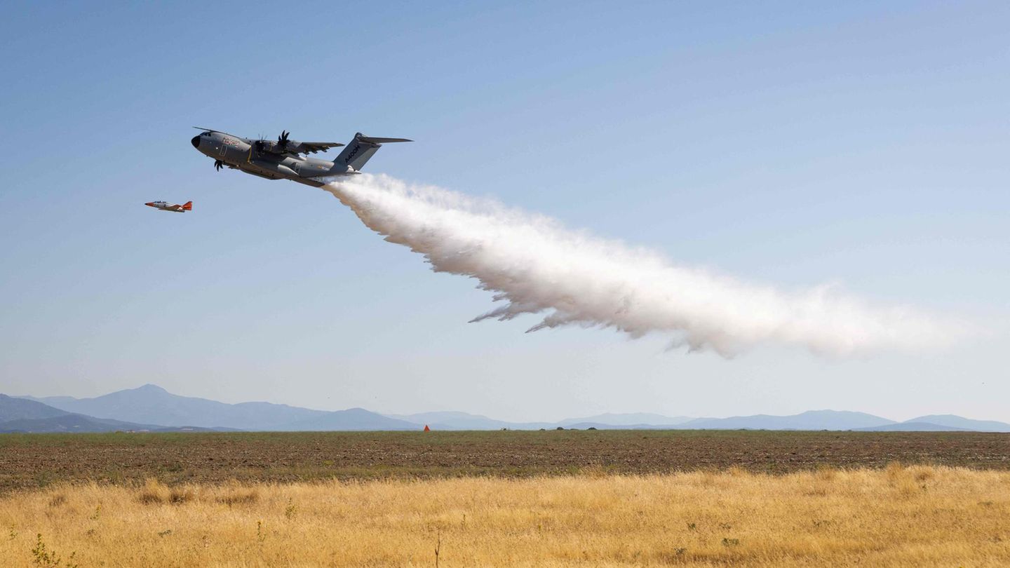 Airbus A400M begleitet von Düsenflugzeug Airbus A400M begleitet von Düsenflugzeug