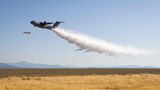 Airbus A400M begleitet von Düsenflugzeug