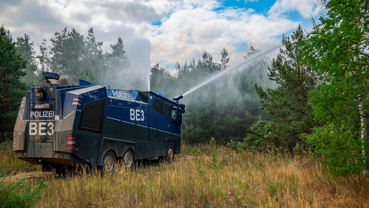 Bis zu 10.000 Liter Wasser können die Wasserwerfer der Polizei aufnehmen. Wie hier bei der Bekämpfung des Waldbrandes im Landkreis Elbe-Elster Ende Juli haben sie jedoch einen großen Nachteil. Ebenso wie die Einsatzwagen der Feuerwehr dürfen sie die befestigten Wege nicht verlassen, da das angrenzende Gelände munitionsbelastet ist.