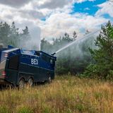 Bis zu 10.000 Liter Wasser können die Wasserwerfer der Polizei aufnehmen. Wie hier bei der Bekämpfung des Waldbrandes im Landkreis Elbe-Elster Ende Juli haben sie jedoch einen großen Nachteil. Ebenso wie die Einsatzwagen der Feuerwehr dürfen sie die befestigten Wege nicht verlassen, da das angrenzende Gelände munitionsbelastet ist.