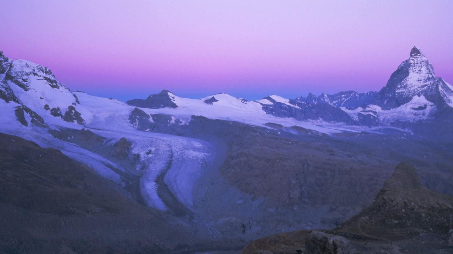 Una romantica vista panoramica sul ghiacciaio Lower Theodul e sul Cervino