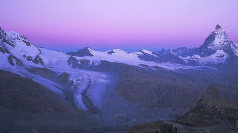 Romantischer Panoramablick auf den unteren Theodul-Gletscher und das Matterhorn
