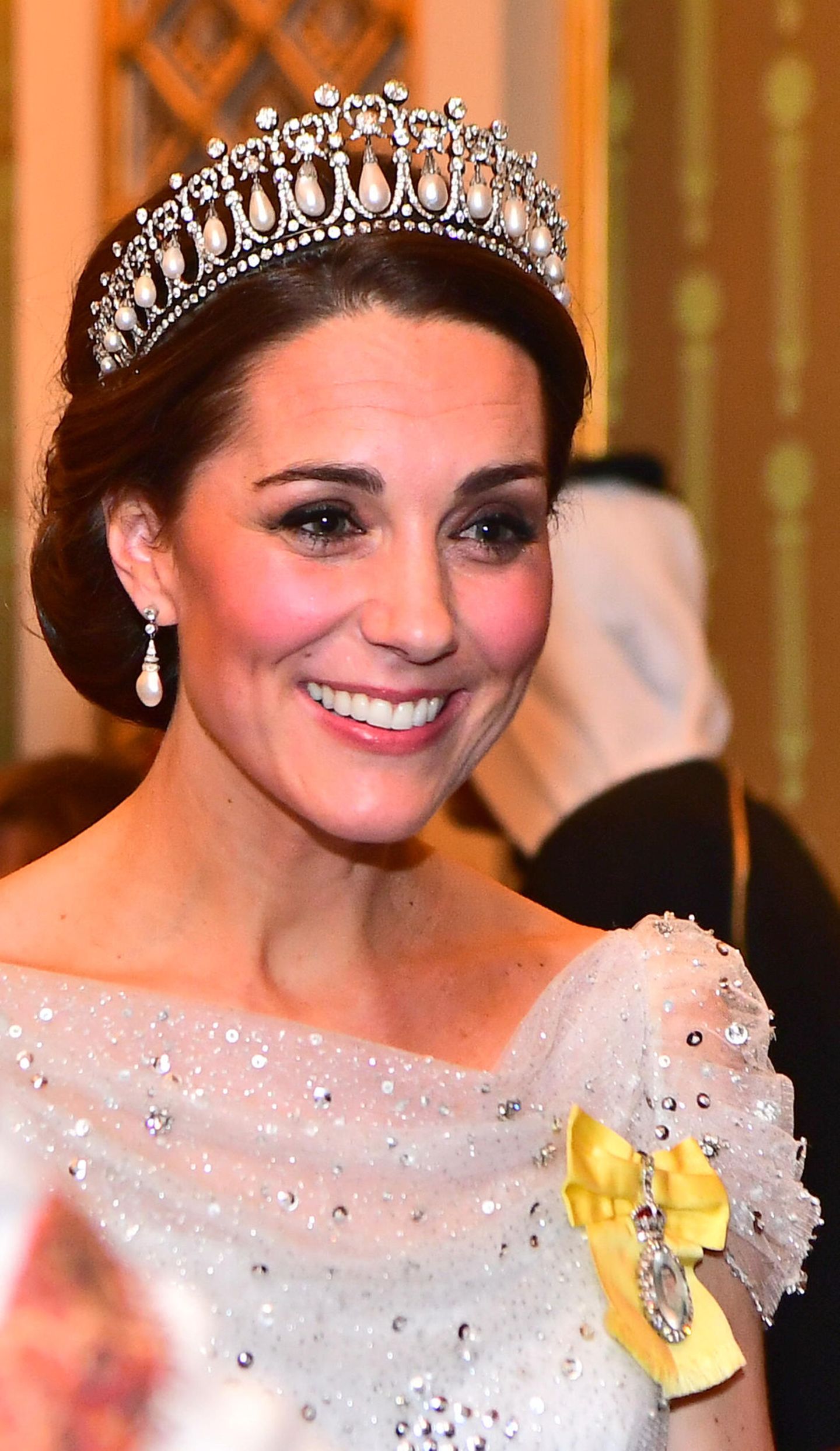 Britisches Königshaus: Aber nicht nur die 1997 verstorbene Diana hat das Schmuckstück präsentiert, sondern auch ihre Schwiegertochter. Kate, die Prinzessin von Wales, greift regelmäßig zur Queen Mary's Lover's Knot Tiara. Neben Staatsbanketten anlässlich des Besuchs ausländischer Würdenträger gehören Diademe zur Schmuckauswahl der royalen Damen beim jährlichen Empfang für das diplomatische Corps. Im Dezember 2018 kombinierte Kate zur Glitzerrobe die historische Tiara. Aber nicht nur die 1997 verstorbene Diana hat das Schmuckstück präsentiert, sondern auch ihre Schwiegertochter. Kate, die Prinzessin von Wales, greift regelmäßig zur Queen Mary's Lover's Knot Tiara. Neben Staatsbanketten anlässlich des Besuchs ausländischer Würdenträger gehören Diademe zur Schmuckauswahl der royalen Damen beim jährlichen Empfang für das diplomatische Corps. Im Dezember 2018 kombinierte Kate zur Glitzerrobe die historische Tiara.