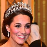 Aber nicht nur die 1997 verstorbene Diana hat das Schmuckstück präsentiert, sondern auch ihre Schwiegertochter. Kate, die Prinzessin von Wales, greift regelmäßig zur Queen Mary's Lover's Knot Tiara. Neben Staatsbanketten anlässlich des Besuchs ausländischer Würdenträger gehören Diademe zur Schmuckauswahl der royalen Damen beim jährlichen Empfang für das diplomatische Corps. Im Dezember 2018 kombinierte Kate zur Glitzerrobe die historische Tiara.