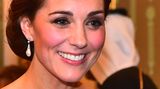 Aber nicht nur die 1997 verstorbene Diana hat das Schmuckstück präsentiert, sondern auch ihre Schwiegertochter. Kate, die Prinzessin von Wales, greift regelmäßig zur Queen Mary's Lover's Knot Tiara. Neben Staatsbanketten anlässlich des Besuchs ausländischer Würdenträger gehören Diademe zur Schmuckauswahl der royalen Damen beim jährlichen Empfang für das diplomatische Corps. Im Dezember 2018 kombinierte Kate zur Glitzerrobe die historische Tiara.