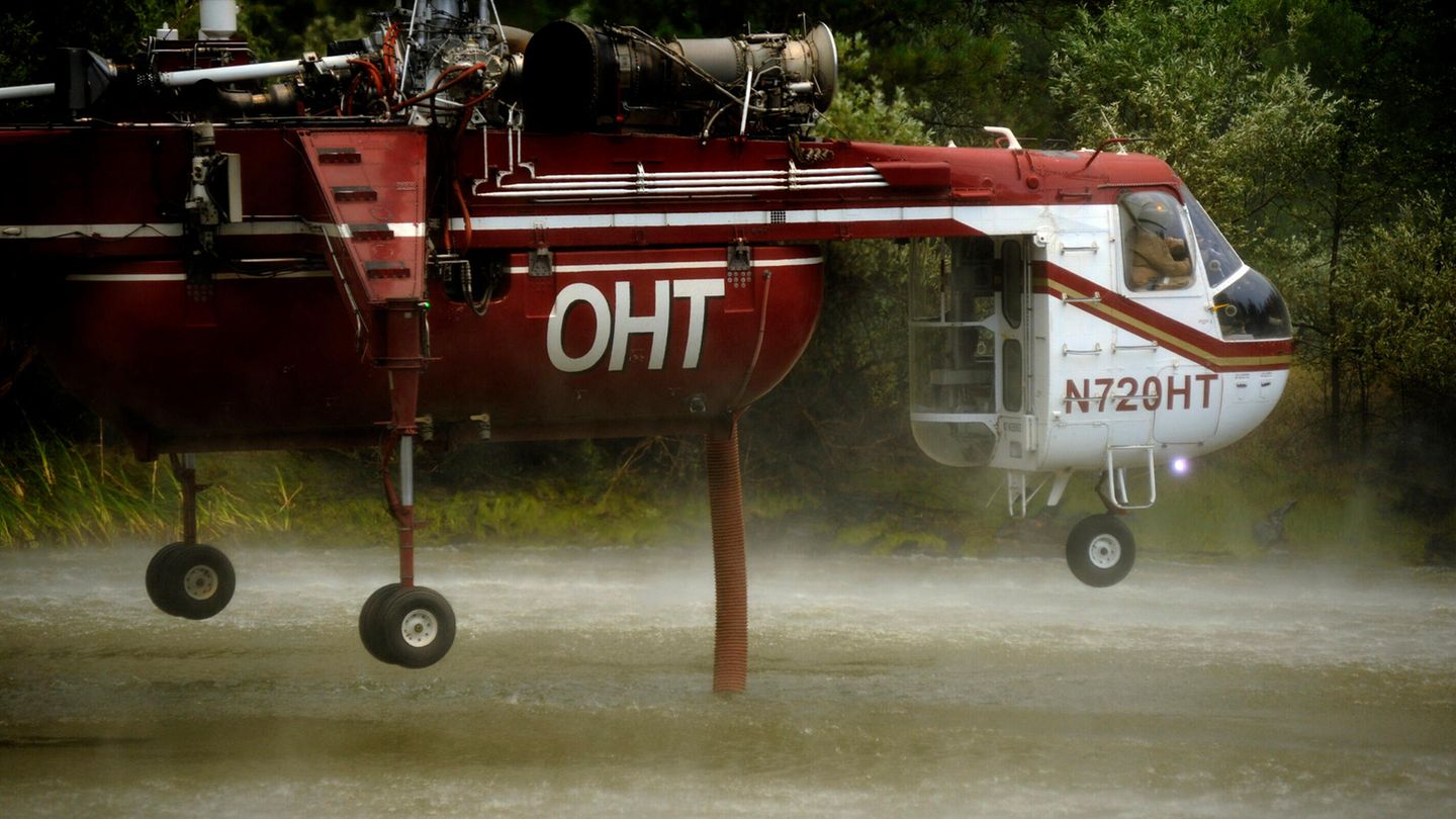 Der amerikanische Sikorsky S-64 Skycrane ist ein vielseitig einsetzbarer Transporthubschrauber. Zur Waldbrandbekämpfung wird er mit einem 10000 Liter fassenden Tank ausgestattet. Dieser wird über einen 46 Zentimeter dicken Schlauch innerhalb von 45 Sekunden aufgefüllt.