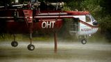 Der amerikanische Sikorsky S-64 Skycrane ist ein vielseitig einsetzbarer Transporthubschrauber. Zur Waldbrandbekämpfung wird er mit einem 10000 Liter fassenden Tank ausgestattet. Dieser wird über einen 46 Zentimeter dicken Schlauch innerhalb von 45 Sekunden aufgefüllt.