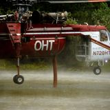 Der amerikanische Sikorsky S-64 Skycrane ist ein vielseitig einsetzbarer Transporthubschrauber. Zur Waldbrandbekämpfung wird er mit einem 10000 Liter fassenden Tank ausgestattet. Dieser wird über einen 46 Zentimeter dicken Schlauch innerhalb von 45 Sekunden aufgefüllt.
