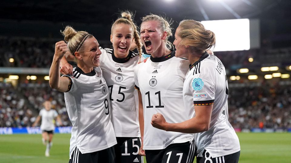 Deutschlands Alexandra Popp (2.v.r.) bejubelt ihr Tor zum 2:1 gegen Frankreich mit ihren Teamkolleginnen. Die DFB-Frauen können zum neunten Mal die Fußball-Europameisterschaft gewinnen.
