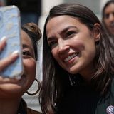 Platz 6: Alexandria Ocasio-Cortez. "Loud and proud". Mit diesen drei Worten lässt sich der Politikstil der streitbaren New Yorkerin kurz umschreiben. Die 32-Jährige wäre wirklich der komplette Gegenentwurf zu Joe Biden. Nicht einmal halb so alt, findet sie den Präsidenten in so ziemlich allem viel zu zögerlich. Sie kämpft für eine allgemeine Krankenversicherung, für die Abschaffung der US-Einwanderungsbehörde, für einen Mindestlohn von 15 Dollar, für mehr Klimaschutz in einem Green New Deal, für Frauenrechte und für Minderheitenrechte. Und das alles mit aller Vehemenz. Die Abgeordnete im Repräsentantenhaus hat sich auf beeindruckende Weise einen Namen gemacht – auch international, dank klarer Worte gegen Donald Trump. Für eine Präsidentschaftskandidatur ist es trotzdem viel zu früh; zumal sie nicht die geringste Anlage zu einer Konsenskandidatin hat. Weniger als zehn Prozent der demokratischen Wähler:innen können sich "AOC" als künftige Präsidentin vorstellen.