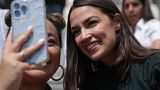 Platz 6: Alexandria Ocasio-Cortez. "Loud and proud". Mit diesen drei Worten lässt sich der Politikstil der streitbaren New Yorkerin kurz umschreiben. Die 32-Jährige wäre wirklich der komplette Gegenentwurf zu Joe Biden. Nicht einmal halb so alt, findet sie den Präsidenten in so ziemlich allem viel zu zögerlich. Sie kämpft für eine allgemeine Krankenversicherung, für die Abschaffung der US-Einwanderungsbehörde, für einen Mindestlohn von 15 Dollar, für mehr Klimaschutz in einem Green New Deal, für Frauenrechte und für Minderheitenrechte. Und das alles mit aller Vehemenz. Die Abgeordnete im Repräsentantenhaus hat sich auf beeindruckende Weise einen Namen gemacht – auch international, dank klarer Worte gegen Donald Trump. Für eine Präsidentschaftskandidatur ist es trotzdem viel zu früh; zumal sie nicht die geringste Anlage zu einer Konsenskandidatin hat. Weniger als zehn Prozent der demokratischen Wähler:innen können sich "AOC" als künftige Präsidentin vorstellen.
