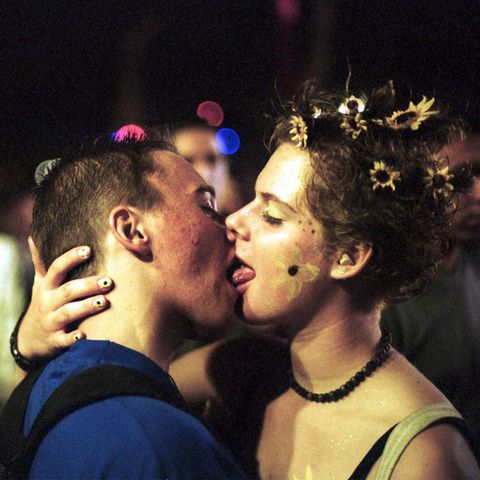 Ein Pärchen knutscht