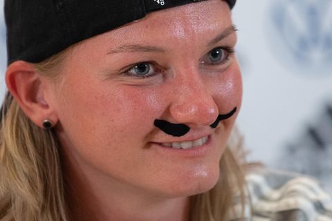 Alexandra Popp trägt einen Schnauzer aus Kinesiotape