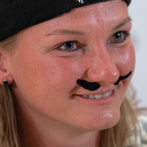 Alexandra Popp trägt einen Schnauzer aus Kinesiotape