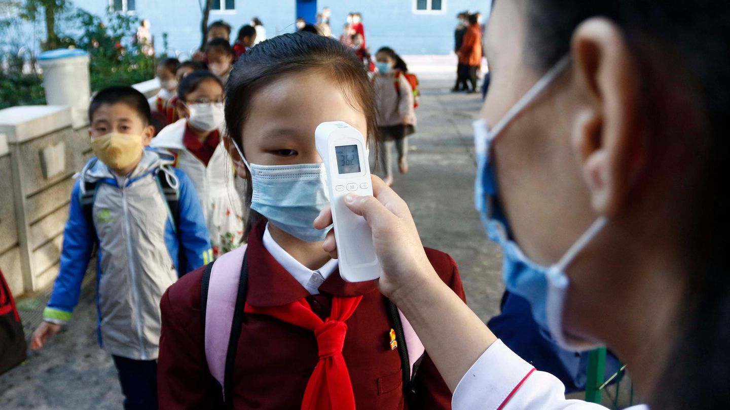Eine Lehrerin misst die Körpertemperatur einer Schülerin in Nordkoreas Hauptstadt Pjöngjang (