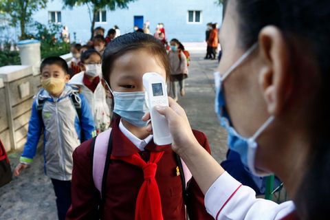 Eine Lehrerin misst die Körpertemperatur einer Schülerin in Nordkoreas Hauptstadt Pjöngjang (