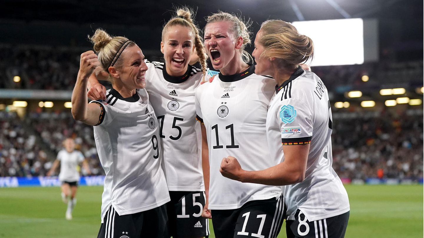 Deutschlands Alexandra Popp bejubelt ihr Tor zum 2:1 mit ihren Teamkolleginnen.