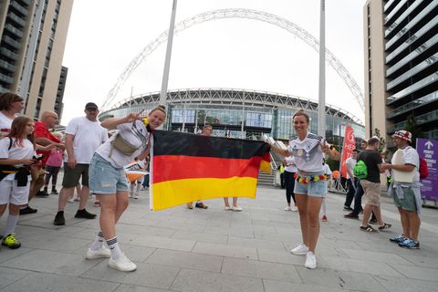 Deutsche Schlachtenbummlerinnen vor dem Wembley-Stadion in London
