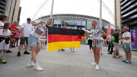 Deutsche Schlachtenbummlerinnen vor dem Wembley-Stadion in London