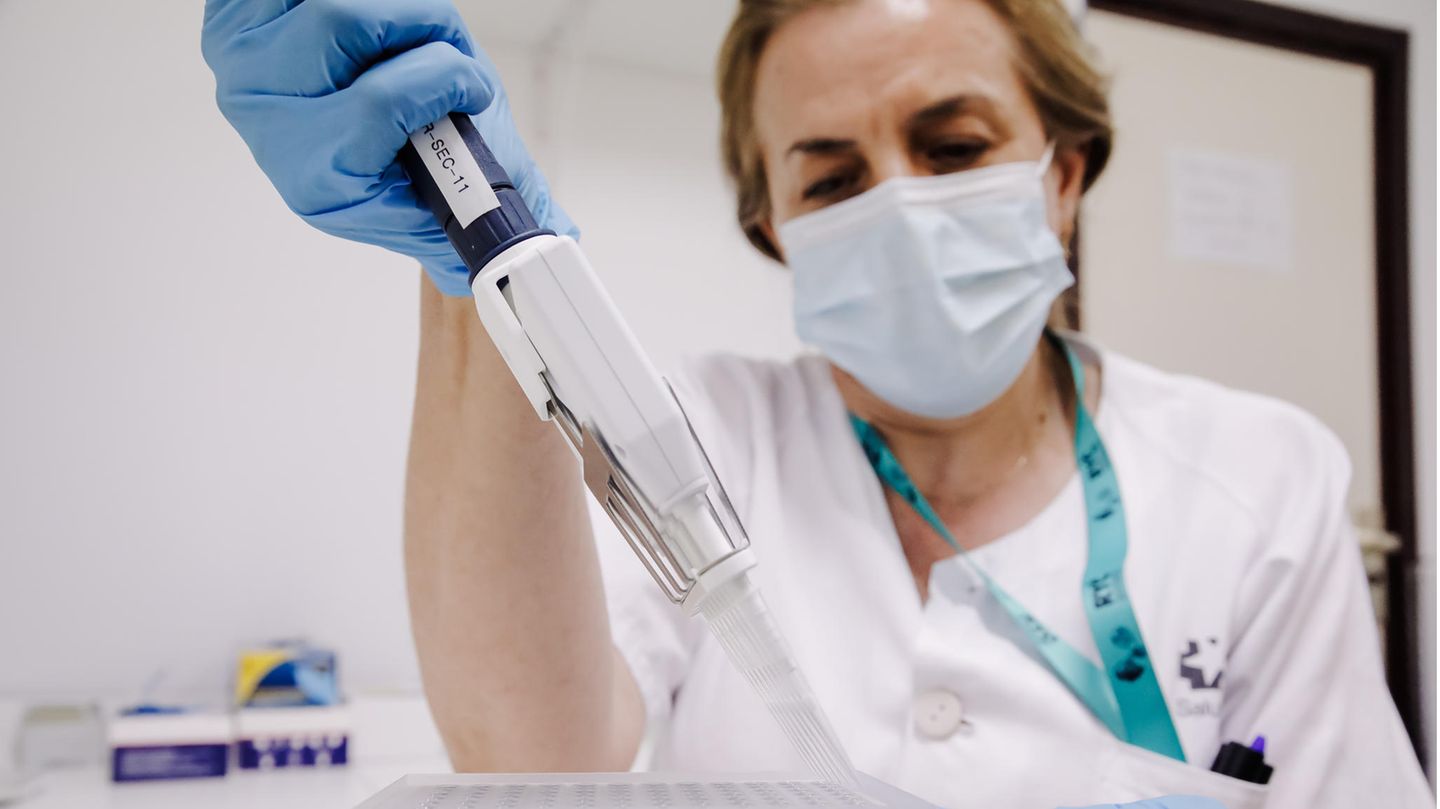 Eine Krankenschwester bereitet in einem Madrider Krankenhaus einen PCR-Tests zur Erkennung des Affenpockenvirus vor