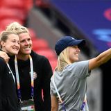 Momente, die bleiben: Die englischen Spielerinnen Ellen White, Millie Bright und Beth Mead grinsen um die Wette.