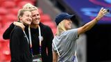 Momente, die bleiben: Die englischen Spielerinnen Ellen White, Millie Bright und Beth Mead grinsen um die Wette.