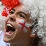 Englische Fan mit Perücke