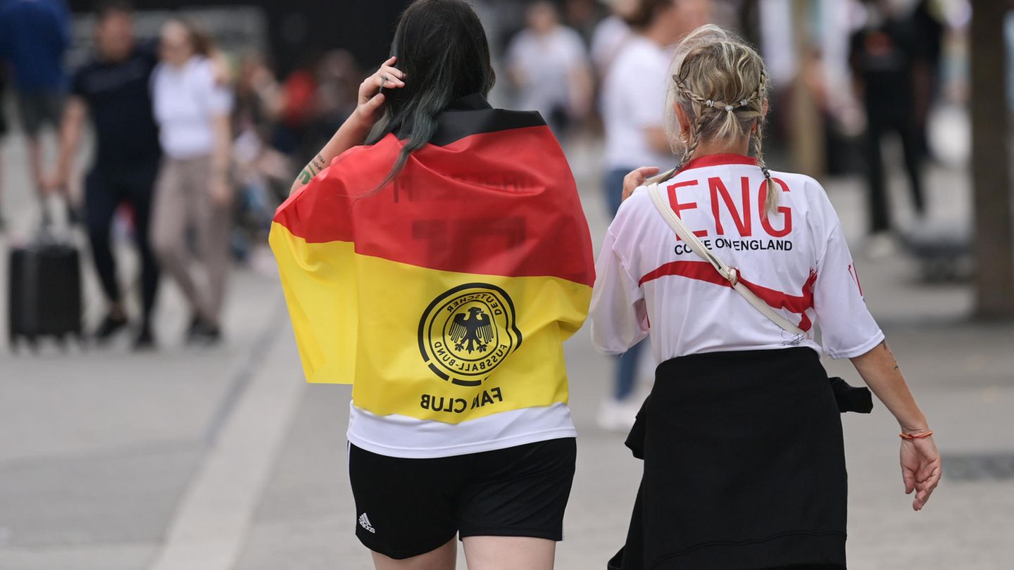 Zwei Fans mit Flaggen