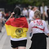 Zwei Fans mit Flaggen